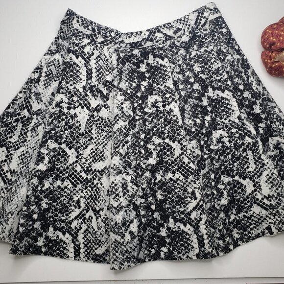 Abercrombie and Fitch Snake Print Skirt Small - Picture 2 of 6